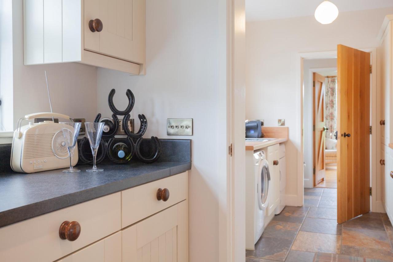 Beautiful Mountain Views & Private Hot Tub Villa Kilcoo Exteriör bild
