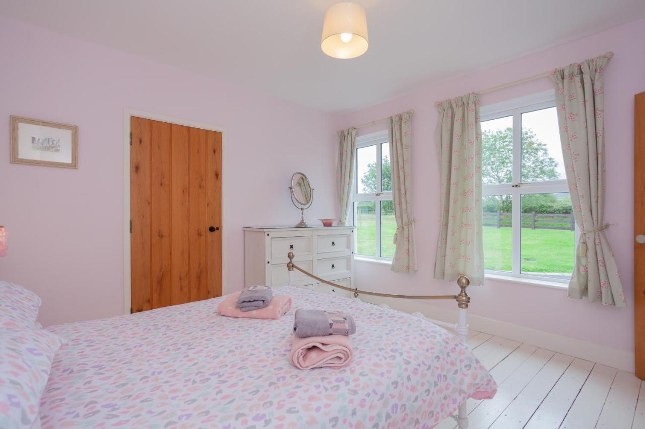 Beautiful Mountain Views & Private Hot Tub Villa Kilcoo Exteriör bild